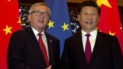 El presidente chino Xi Jinping saluda al oresidente de la Comisi&oacute;n Europea  Jean-Claude Juncker