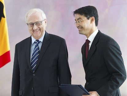 El ex ministro de Economía Rainer Brüderle (izquierda) y su sucesor, Philipp Rösler.