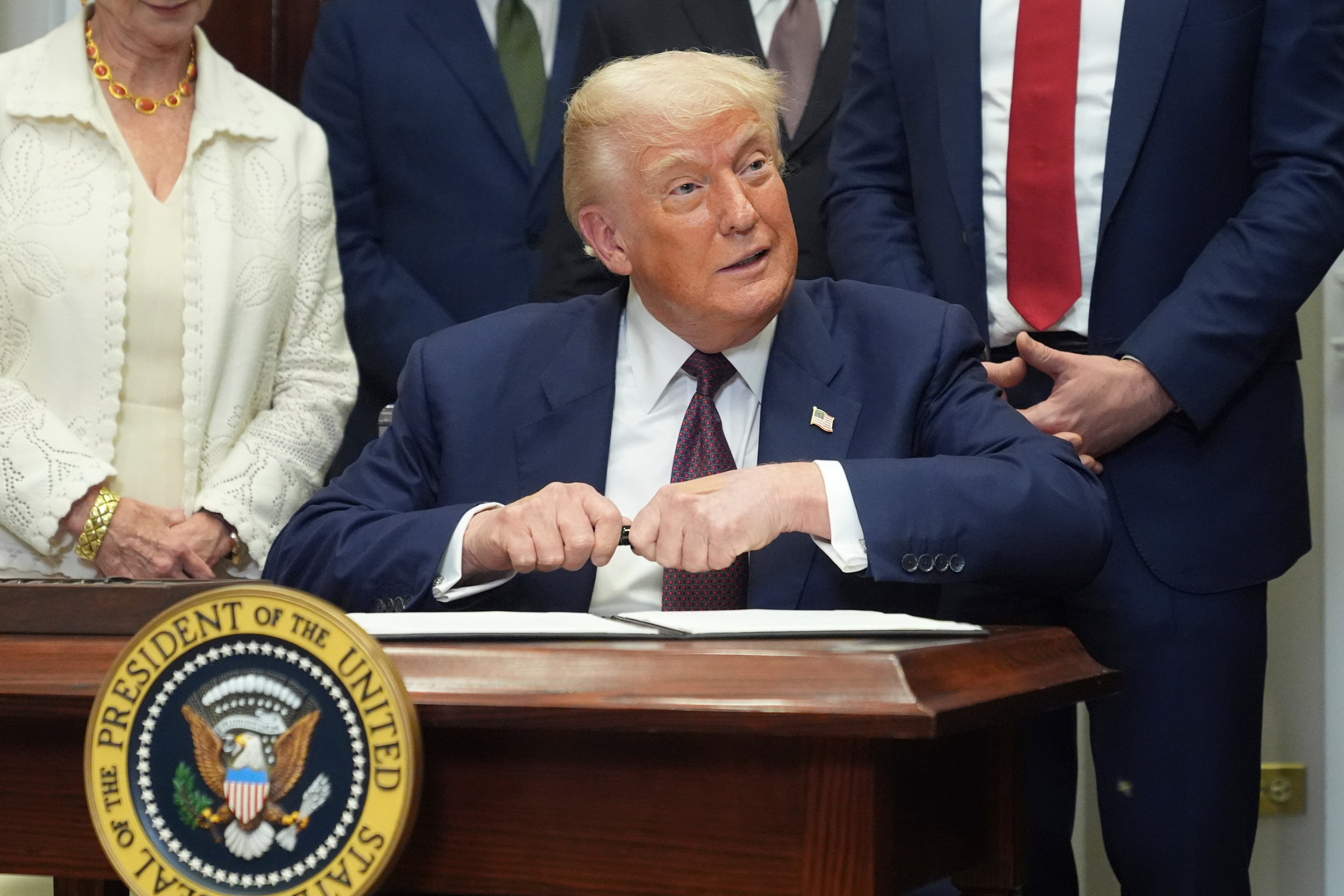 Trump sube el arancel a Canadá hasta el 35% e impone gravámenes superiores al 10% a 70 países