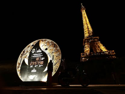 With six months to go until the start of the Paris 2024 Olympics the countdown clock is pictured near the Eiffel Tower. Paris, France. January 26, 2024.