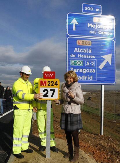 Aguirre, esta mañana durante la inauguración de la M-224, momentos antes de anunciar que padece cáncer.