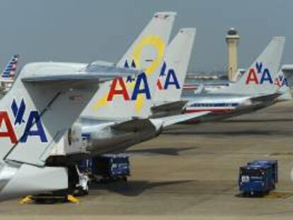 Aviones de American Airlines se alinean frente a las puertas de acceso en el aeropuerto Internacional de Dallas/Fort Worth en Dallas, Texas, (EE.UU.). EFE/Archivo