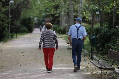 Una pareja camina durante la franja horaria permitida para su edad.