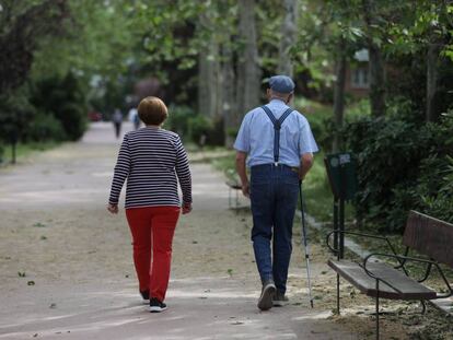 Una pareja camina durante la franja horaria permitida para su edad.