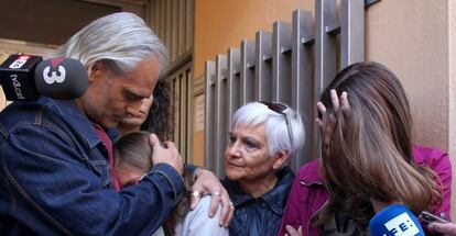 Las dos menores, junto a su padre, en los juzgados de Valls.