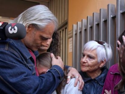 Las dos menores, junto a su padre, en los juzgados de Valls.