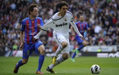 Kaka es agarrado por el jugador del Levante Michel.