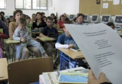 Ciudadanos rumanos asistiendo a clases de espa&ntilde;ol.