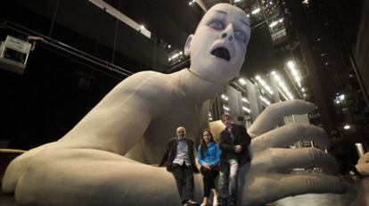 Alfons Flores, Valentina Carrasco y Àlex Ollé, ante la escultura de la cantante Claudia Schneider.