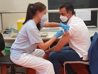 Pedro Sánchez recibe la primera dosis de la vacuna en el Hospital Puerta de Hierro.