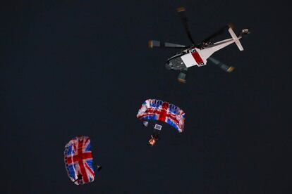 Momento en el que supuestamente James Bond e Isabel II se lanzaban desde un paracaídas al estadio. 