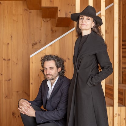 Los arquitectos Jos Toral y Marta Peris, en el edificio de viviendas sociales de Cornell ganador del premio RIBA.