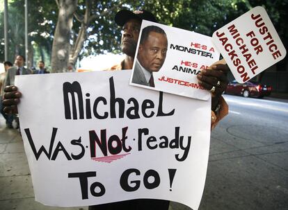 Un 'fan' de Michael Jackson porta carteles contra el doctor Murray.