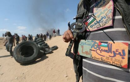 Un manifestante palestino sostiene símbolos referentes a la marcha del 70 aniversario de la 'Nakba', al sur de la Franja de Gaza.  