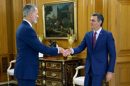 El rey Felipe VI (i) recibe este martes al presidente del Gobierno en funciones y líder del PSOE, Pedro Sánchez (d), durante su ronda de consultas con los dirigentes políticos antes de proponer candidato a la Presidencia del Gobierno, este martes en el Palacio de la Zarzuela.
