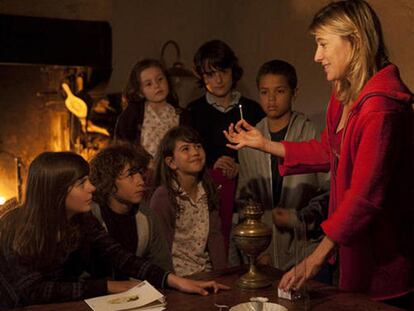 Valeria Bruni Tedeschi (a la derecha) en un fotograma de <i>Las manos en el aire. </i>