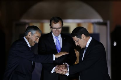 Akinci (izquierda) y Anastasiadis, en mayo en Nicosia con el enviado de la ONU, Espen Barth Eide.