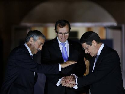 Akinci (izquierda) y Anastasiadis, en mayo en Nicosia con el enviado de la ONU, Espen Barth Eide.