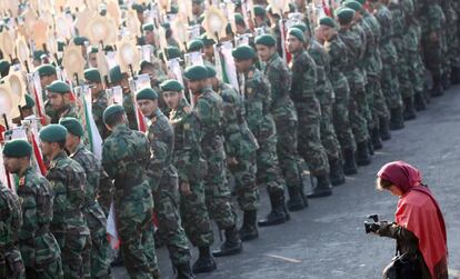 Una periodista fotografía a miembros del ejército iraní durante el desfile por el Día Nacional del Ejército, en Teherán (Irán).