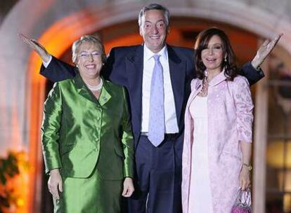 La presidenta de Chile, Michelle Bachelet (de verde), con Néstor Kirchner y su esposa, Cristina Fernández, presidentes saliente y electa de Argentina.