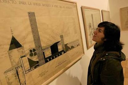 Una visitante observa el trazado del proyecto de remodelación de la basílica de Aránzazu.