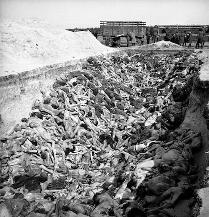 Fosa común de judíos asesinados en el campo de concentración de Bergen-Belsen, Alemania, en una imagen tomada poco después de ser liberado por los aliados.