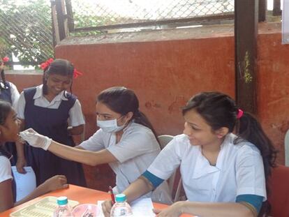 Unes nenes reben atenció mèdica als serveis de l'ONG.