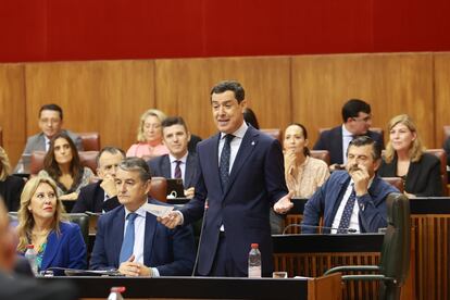 El presidente de la Junta de Andalucía, Juan Manuel Moreno, en el Parlamento autonómico.

17/10/2024