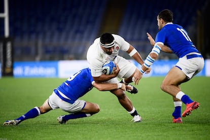 El inglés Vunipola con los italianos Violi y Bellini en un encuentro de las Seis Naciones.