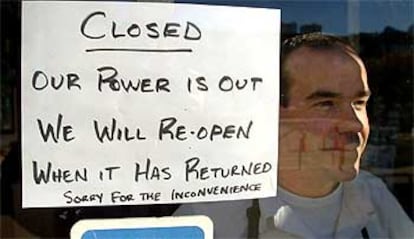 Un empleado de una empresa californiana anuncia el cierre temporal por los cortes de luz.