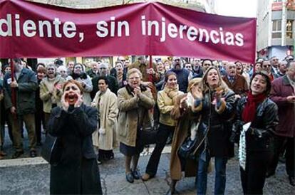 Empleados de Cajasur se manifiestan ayer en   favor de que la entidad salga de la tutela de la Junta andaluza.