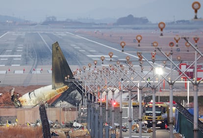 Restos del fuselaje del avin siniestrado permanecen en la pista del aeropuerto de Muan, este lunes. 