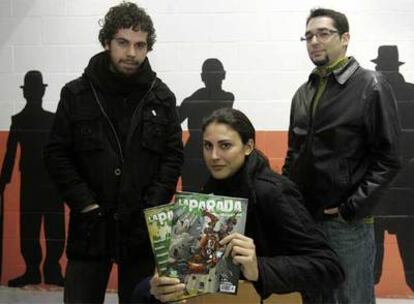 De izquierda a derecha, Jesús Brioso, Irene Rodríguez y Javier Gil, con la revista <i>La Parada.</i>