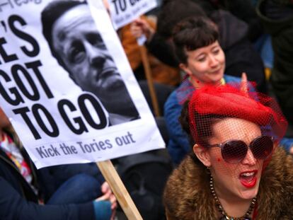 Manifestantes exigen el s&aacute;bado la dimisi&oacute;n de Cameron.