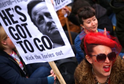 Manifestantes exigen el s&aacute;bado la dimisi&oacute;n de Cameron.