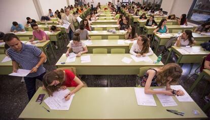 Alumnos durante la Prueba de Acceso a la Universidad en Valencia. 