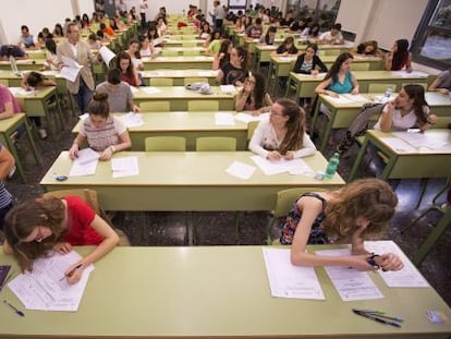 Alumnos durante la Prueba de Acceso a la Universidad en Valencia. 