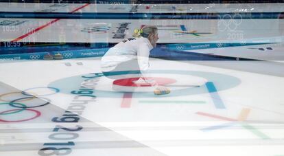 Múltipla exposição da norueguesa Kristin Skaslien durante a prova mista por casais de Curling.