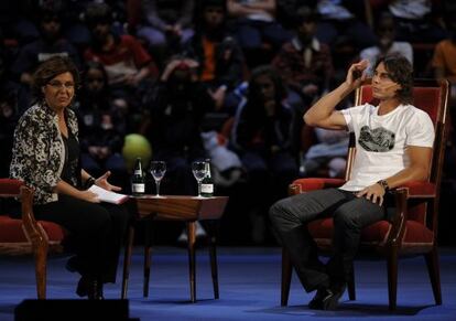 La periodista María Escario durante una entrevista a Rafael Nadal.