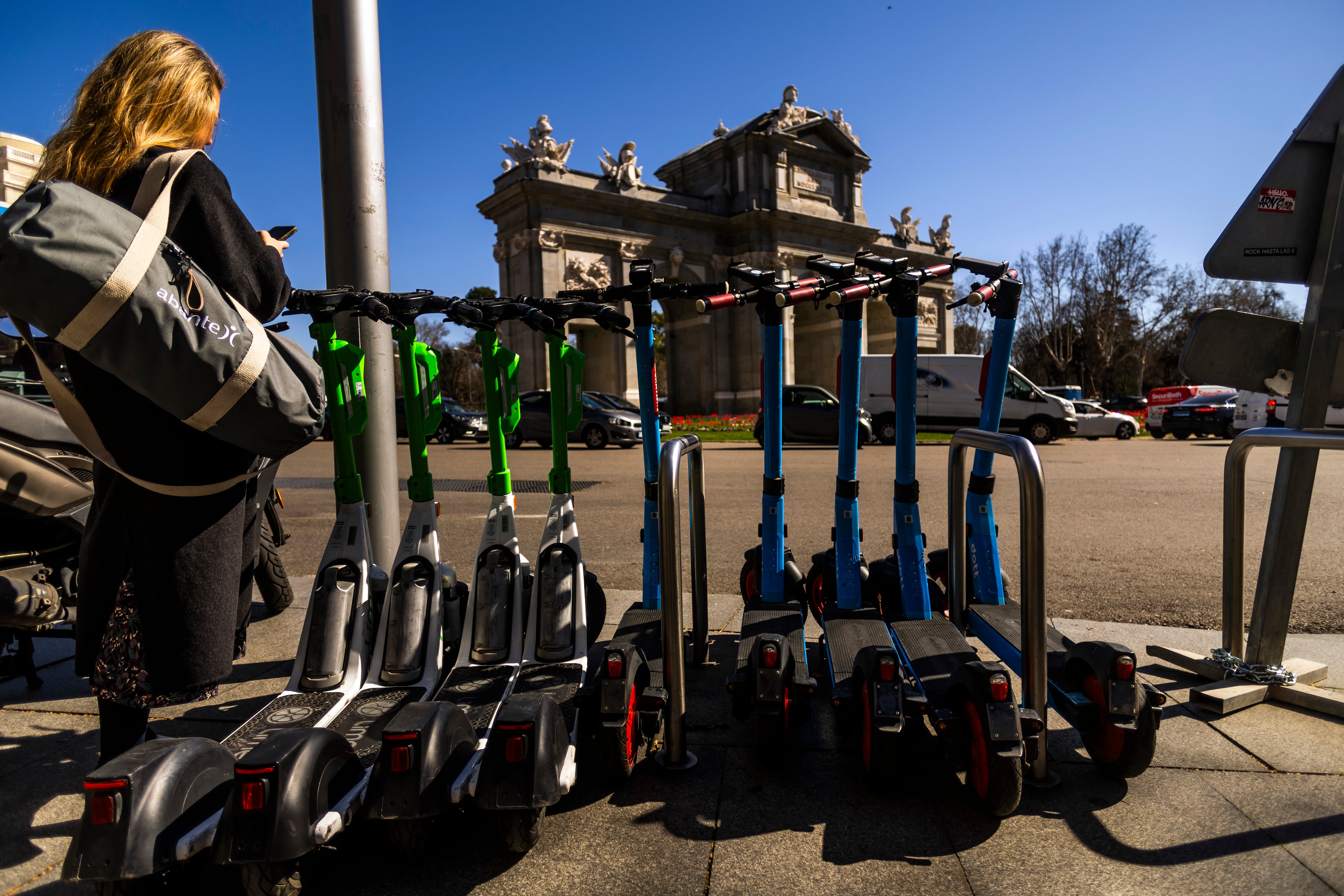 Almeida permite que los patinetes compartidos sigan en Madrid hasta que un juez decida si hizo lo correcto al revocar sus licencias