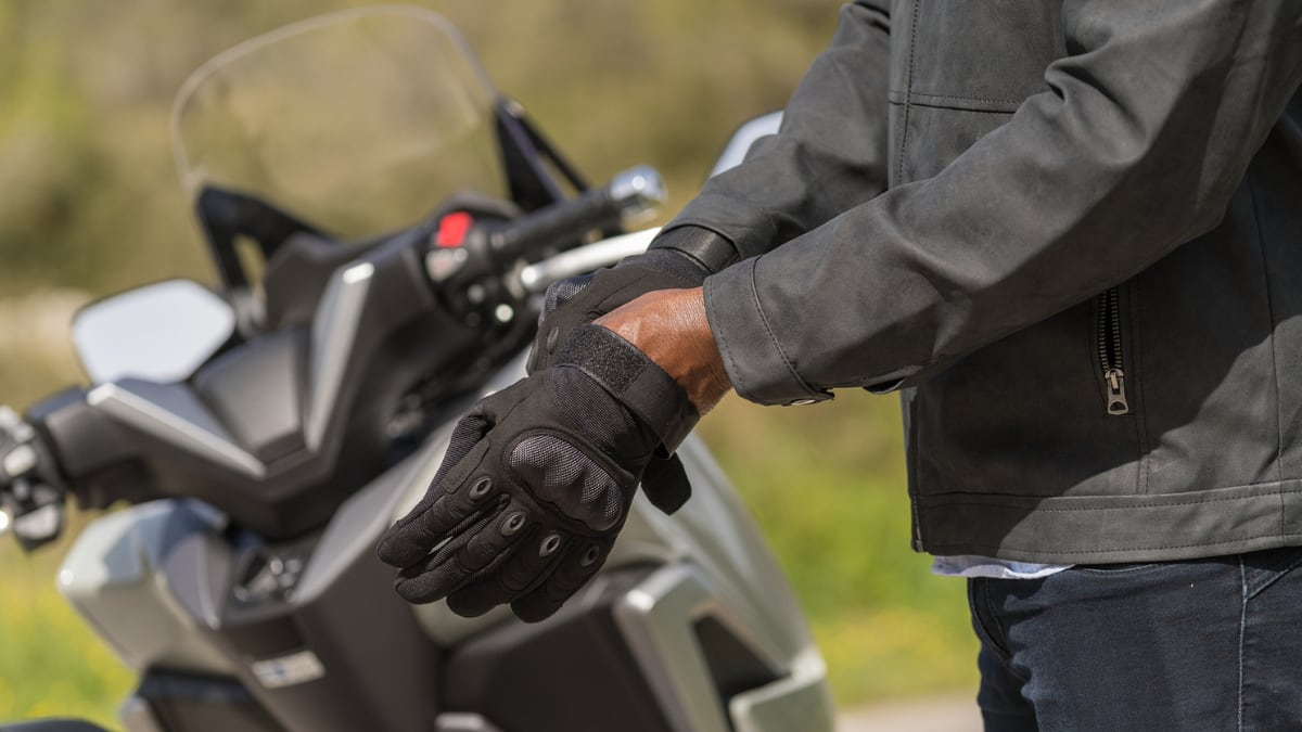 Estos guantes para la moto son muy cálidos e impermeables. GETTY IMAGES.