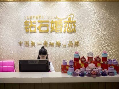 Recepción de una de las florecientes empresas chinas que ayudan a buscar marido a las mujeres solteras.
