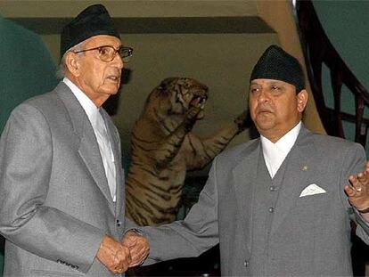 Koirala, primer ministro nepalí, junto al rey Gyanendra