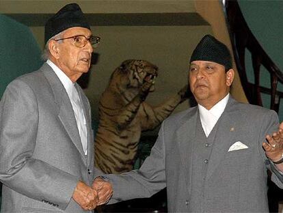 Koirala, primer ministro nepalí, junto al rey Gyanendra