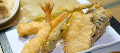 Tempura mixta de verduras y gambas.