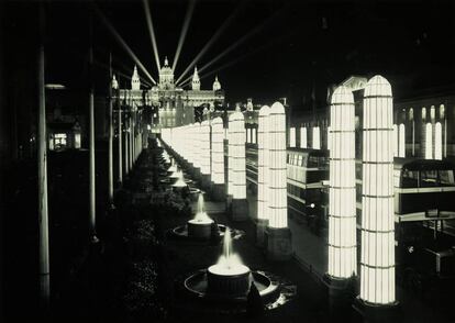 Avinguda de la reina Maria Cristina durant l' Exposició Internacional de Barcelona de 1929.