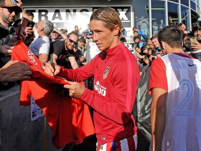 Fernando Torres firma aut&oacute;grafos en Melbourne.