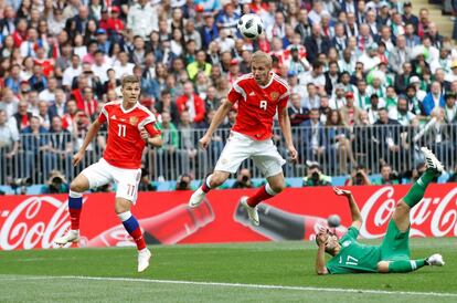 Yury Gazinsky chuta de cabeza para marcar el primer gol.