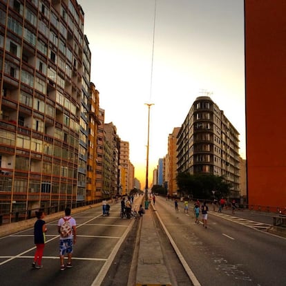 Anos atrás a artista plástica Ángela León desenhou a capital paulista como imaginava em seus sonhos, no 'Guia Fantástico de São Paulo'. Nesse mundo imaginário, lá estava o Minhocão, com balanços suspensos, árvores exuberantes e feiras ao ar livre. De todos os lugares retratados pela espanhola, o Elevado João Goulart era talvez o que menos se afastava da realidade —ao menos aos finais de semana. Das 15h de sábado às 6h30 de segunda-feira, esse trambolhão arquitetônico revela seu lado fantástico quando é fechado para carros e reservado aos habitantes não motorizados, ávidos por ocupar seus espaços cinzas e transformá-los em pista de corrida, campo para piqueniques e praia improvisada —sob a moldura de paredões verdes e grafites gigantes (que, por enquanto, ainda resistem). É meu canto preferido de São Paulo, porque não há outro igual, em lugar algum. E por representar tudo o que a cidade é pra mim: ora feia, ora linda, sempre caótica e deslumbrante.  (Marina Novaes)