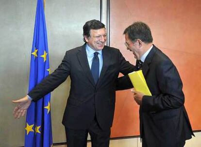 El presidente de la Comisión, Durão Barroso, izquierda, saluda a Romano Prodi, ayer en Bruselas.